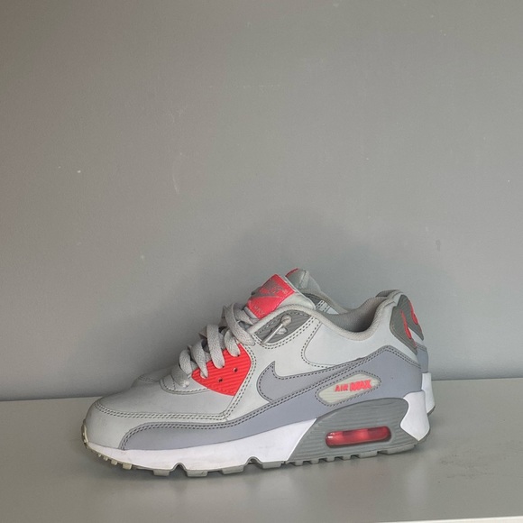 Nike Air Max: Size 5 Youth: Some creases but could be fixed w crease protectors - Picture 3 of 6